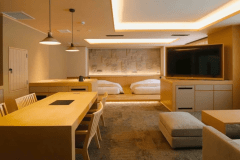 【翠巌本館／303号室「秋風楽（しゅうふうらく）」】北海道遺産に登録された「札幌軟石」をふんだんに使用したお部屋です。