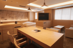 【翠巌本館／303号室「秋風楽（しゅうふうらく）」】お食事も、温泉も、寛ぐ場所も、すべてが備わった客室はゆったりした間取りの特別室。