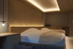 【翠巌別館／展望風呂付洋室（2階）】シンプルながら機能的な造り。二人で過ごすには十分な、ゆとりある客室です。