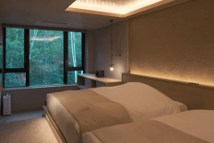 【翠巌別館／展望風呂付洋室（2階）】窓に向かう2段の階段を降りると、座って山と巌を眺める事ができます。