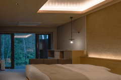 【翠巌別館／展望風呂付洋室（1階）】床が全面フラットな1階客室は小さなバルコニー付です。