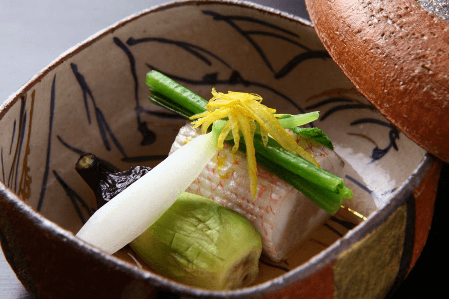 【和食懐石／ある日のお料理一例】お料理は時季で内容を変更するため、写真は一例です。当日のお料理を確約するものではございませんので、ご了承願います。