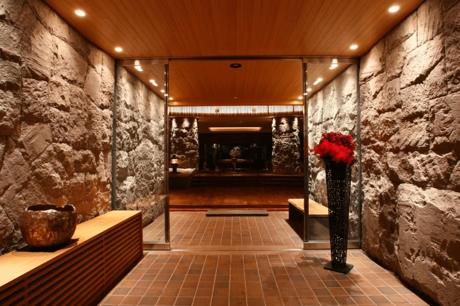 【エントランス】シラカバ材で設えたロビーエントランスは、半円形のアーチが印象的です。