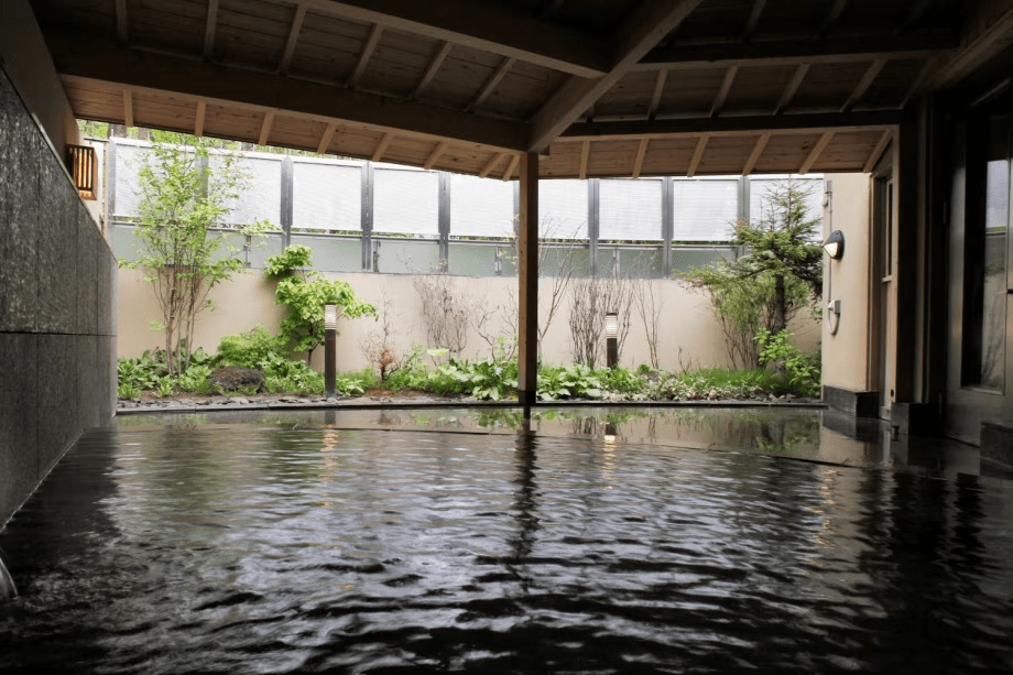 【大浴場／露天風呂】冷たい外気を感じながら浸かる露天風呂は格別。ついつい長湯してしまいそうな気持よさです。