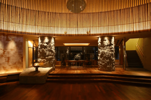 【エントランス】北海道の繊細な季節の移ろいの中にある美しさを大切に、お食事や調度品、おもてなしにオリジナルの&ldquo;二十四節季&rdquo;を取り入れております。