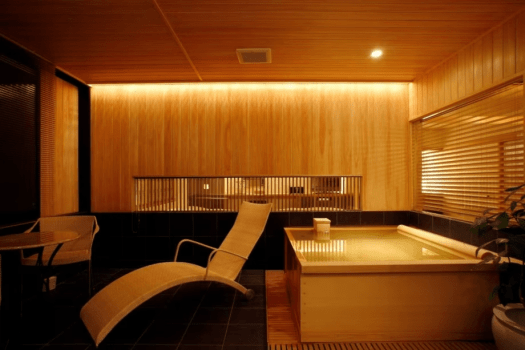 【スパリビング＆サウナ付90平米／スパリビング】リビングスペースが浴室という新しいコンセプトの客室です。