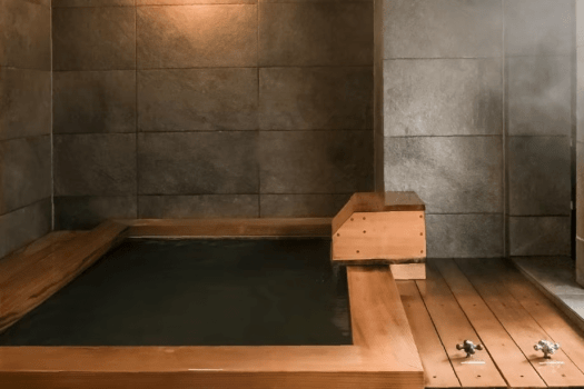 [90m&sup2; Japanese-Western style with panoramic bath / panoramic bath] Because the Jozankei hot spring water is very hot, the bath is half filled with hot spring water beforehand to cool it down. After you arrive, you can add more hot spring water to your preferred temperature.