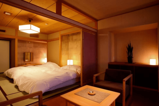 [90 square meters Japanese-Western style room with panoramic bath] Twin beds are placed on the tatami floor.