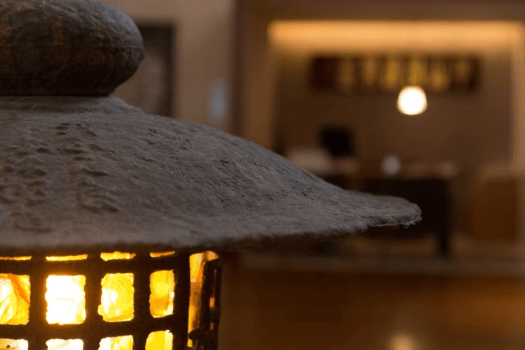 【ロビーラウンジ】静かにゆったりとおくつろぎくださいませ。