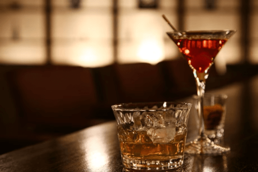 【ゲストラウンジ】20時からのバータイムには、季（とき）をイメージしたカクテルやフィンガーフードをご用意してお待ち申し上げております。