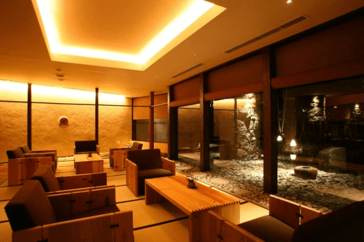 【ロビーラウンジ】落ちついた雰囲気のロビーラウンジ。夜は庭園がライトアップされます。