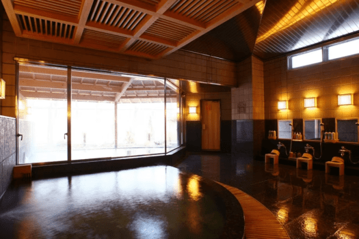 【大浴場／内湯】第一寶亭留は自社源泉3か所からそれぞれ泉質の異なる湯を引いてブレンドしております。源泉100％の定山渓の湯を心ゆくまでご堪能くださいませ。