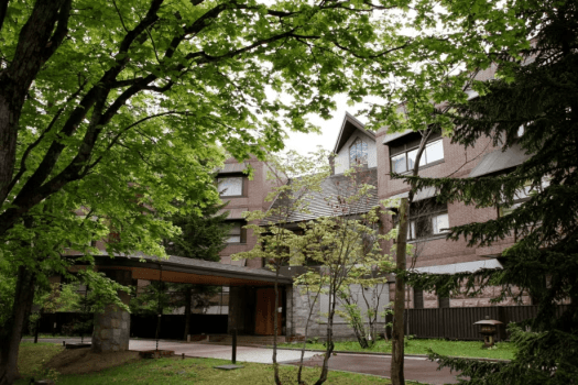 【外観】豊かな森と渓谷に包まれた全14室のみの大人の隠れ家。せわしない日常を離れ、何もしない贅沢をお愉しみくださいませ。