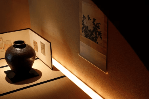 【調度品】季節の移ろいを大切に、館内各所にオリジナルの二十四節季にちなんだ作品を飾っています。