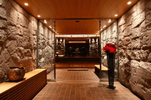 【エントランス】シラカバ材で設えたロビーエントランスは、半円形のアーチが印象的です。