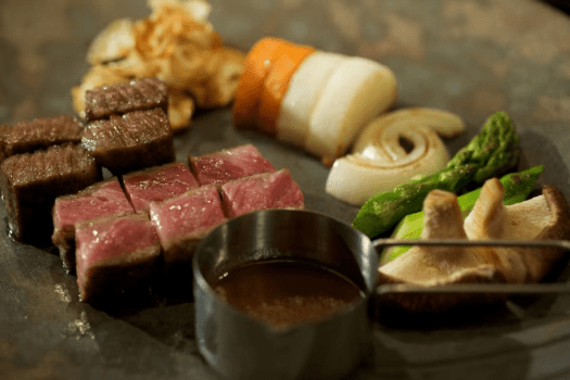 【鉄板焼コース／ある日のお料理一例】お料理は時季で内容を変更するため、写真は一例です。当日のお料理を確約するものではございませんので、ご了承願います。