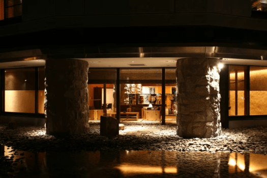 【エントランス】大きな灯篭が印象的なエントランスアプローチ。札幌より便利な無料送迎バスも運行しております。