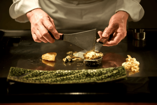 【鉄板焼コース／ある日のお料理一例】お料理は時季で内容を変更するため、写真は一例です。当日のお料理を確約するものではございませんので、ご了承願います。