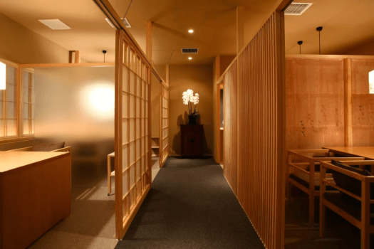 【懐石お食事処】周囲に気兼ねなく個室でゆっくりとお食事をお愉しみくださいませ。