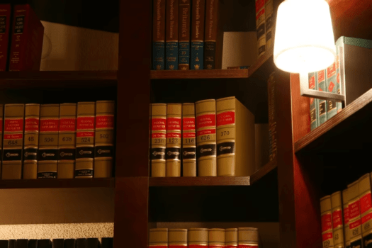 【ゲストラウンジ】お連れさまとの会話を愉しんだり、書棚の画集に目を落としたりと思い思いのひと時をお過ごしくださいませ。