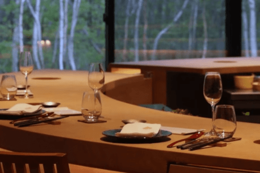 【翠巌別館レストラン】お家で団欒するように、リラックスしてお食事をお愉しみくださいませ。