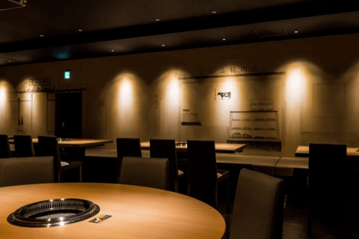 「定山渓精肉店」2名用のお席や最大16名の個室(1室)もございます。