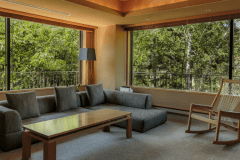 【スイート110平米／リビングスペース】窓から白樺林を望み、自然と一体化したような心地よさがある特別室でございます。