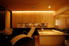 【スパリビング＆サウナ付90平米／スパリビング】リビングスペースが浴室という新しいコンセプトの客室です。