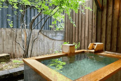 【露天風呂付和洋タイプ60平米／露天風呂】露天風呂の湯船は幅1.8メートル&times;1.3メートルと、足を伸ばしてゆったり浸かれる大きさです。