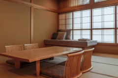 【展望風呂付和洋タイプ60平米／リビングスペース】足を伸ばしてゆったりとお過ごしくださいませ。