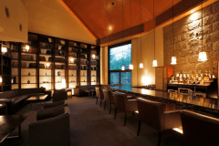 【ゲストラウンジ】開放感あふれる吹き抜けのゲストラウンジでは、一部を除きフリードリンクでお愉しみいただけます（バータイムは20時からでございます）。