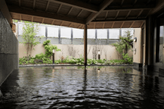 【大浴場／露天風呂】冷たい外気を感じながら浸かる露天風呂は格別。ついつい長湯してしまいそうな気持よさです。