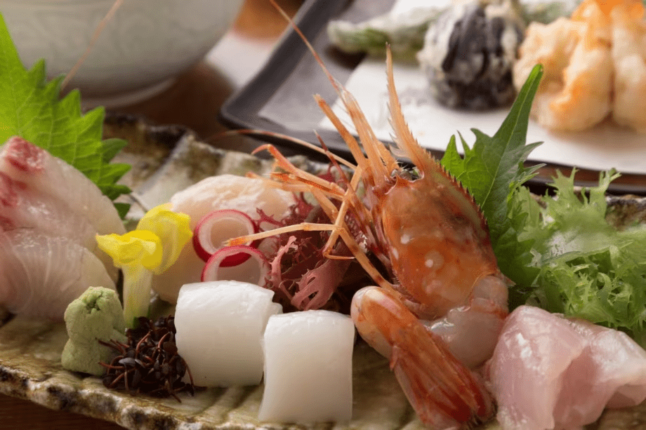 【翠山御膳／ある日のお料理一例】海の幸も心ゆくまでお召し上がりくださいませ。（お料理は時季や仕入れ状況により変更いたしますので、画像は当日のお料理を確約するものではございません）