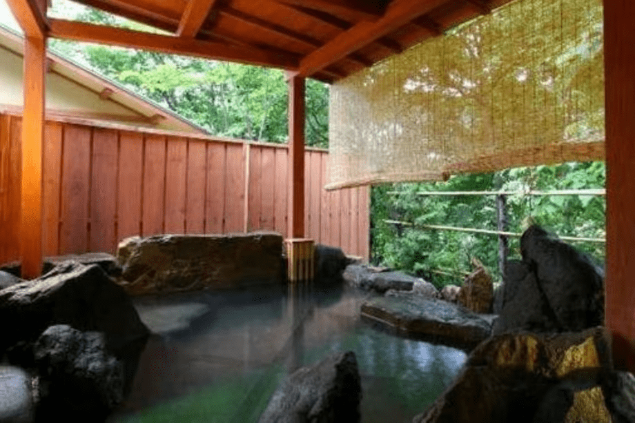 2025年7月より、離れの湯屋「森乃湯」が貸切風呂としてご利用いただけることになりました。
こちらのプランは、通常よりもお得な価格で「森乃湯」貸切をお愉しみいただけます。