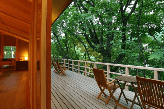 【離れの湯屋 森乃湯／森乃茶屋】湯上がりは木々の緑が清々しいテラスでのんびりおくつろぎくださいませ。
