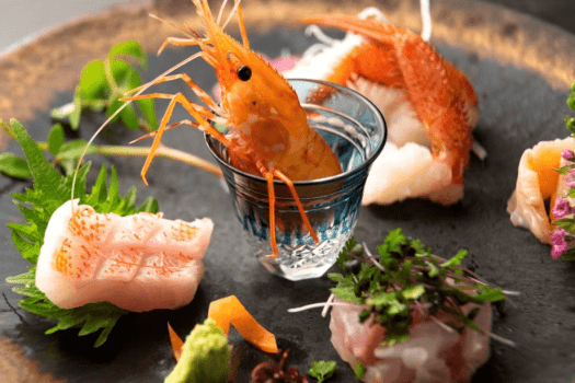 【湯相七席／七席の膳のお料理一例】海の幸もふんだんに取り入れます。（お料理は時季や仕入れ状況により変更いたしますので、画像は当日のお料理を確約するものではございません）