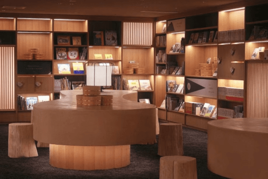 【2F風呂屋書店】旅先で思いがけない一冊に出会う。そんな体験が待っているかもしれません。