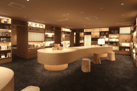 【2F風呂屋書店】130平米の空間に2500冊の本が並びます。ご宿泊者様は利用無料／8:30～23:00