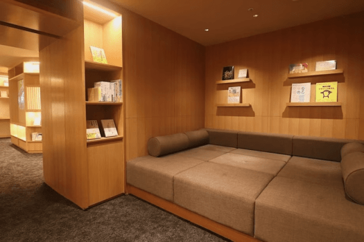 【2F風呂屋書店】足を伸ばしてゆっくりと読書ができる３つの個室もご用意しています。