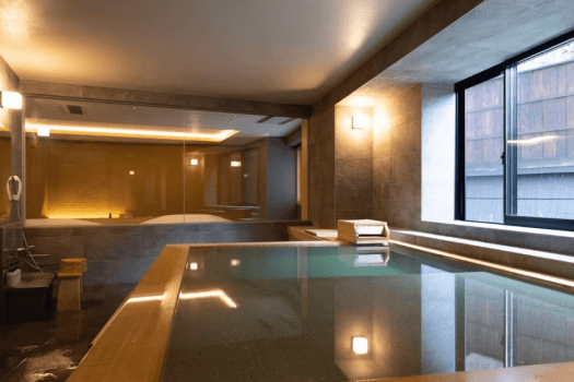 "Renju" (160 square meters), a mountain-facing guest room with hot spring and reclining bath; you can enjoy a private bath 24 hours a day.