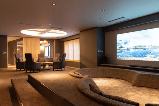 山側の温泉＆寝湯付客室「連珠」（160平米）／大きなプロジェクターと5.1chサラウンドスピーカーを設定し、映画館のようにもお愉しみいただけます。