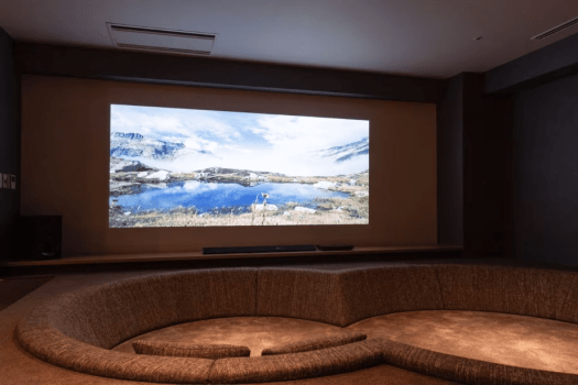 "Renju" (160 square meters), a mountain-facing guest room with hot spring and reclining bath / If you bring DVDs or Blu-ray Discs from home, you can watch them on the big screen.