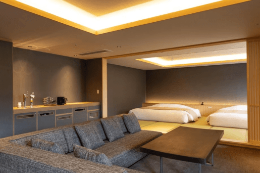 [Matsukaze (120 square meters) room with hot spring and reclining bath facing the town] / Relax and enjoy yourself from the time of your arrival until your departure. From the room, you can see the small pine tree in the courtyard.