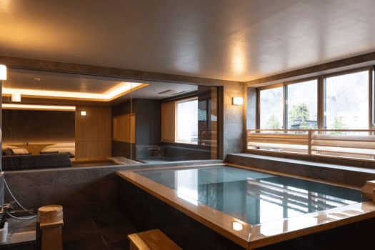 [Matsukaze (120 square meters) guest room with hot spring and reclining bath facing the town]/To allow you to enjoy the hot spring for as long as possible, we have installed a reclining bath that is only 6 cm deep next to the regular bathtub.
