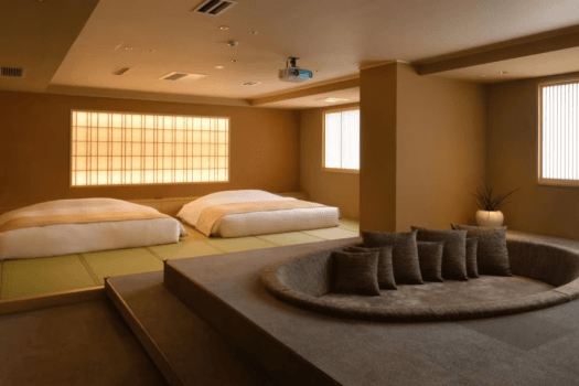 【街側の温泉付客室「至寶」（120平米）】DVD・Blu-ray Discをご自宅からお持ちいただくと大画面で鑑賞いただけます。