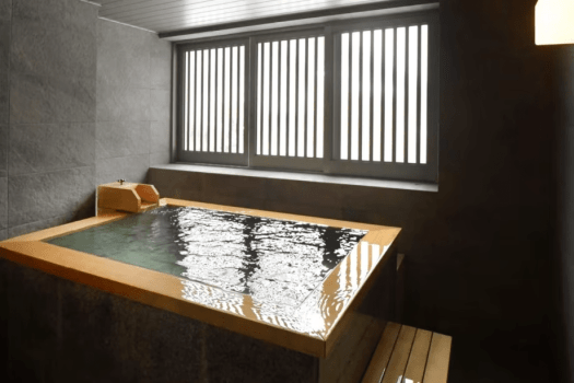 [Room with hot spring on the town side: "Shiho" (120 square meters)] The bath in the room uses 100% natural hot spring water, allowing you to enjoy a private bath 24 hours a day.