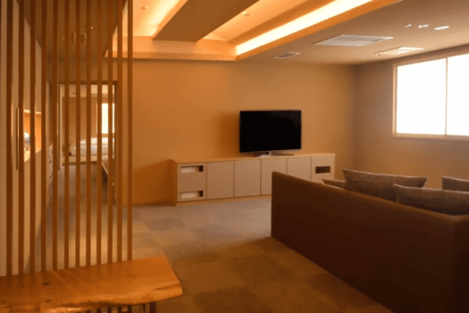 [Room with hot spring on the town side, "Shiho" (120 square meters)] There is a beer server in the room. The refrigerator is stocked with a variety of free drinks.