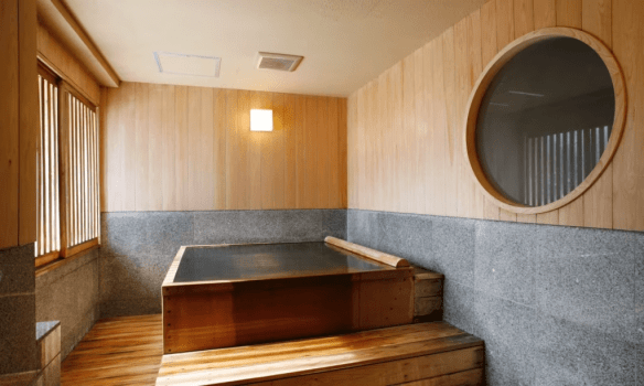[Example of a Japanese-Western room with a panoramic bath (90 square meters)] Enjoy bathing in water straight from the source without leaving the comfort of your room.
