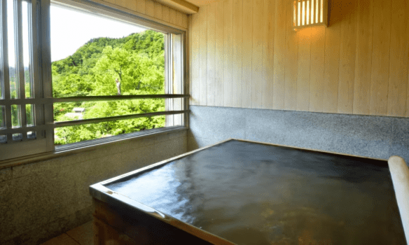 [Example of a Japanese-Western room with a panoramic bath (90 square meters)] Open the window and enjoy a bath while feeling the refreshing breeze.