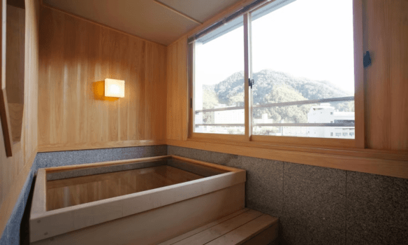 [Example of a Japanese-Western room with a panoramic bath (90 square meters)] You can have the hot spring all to yourself. You can relax in it.